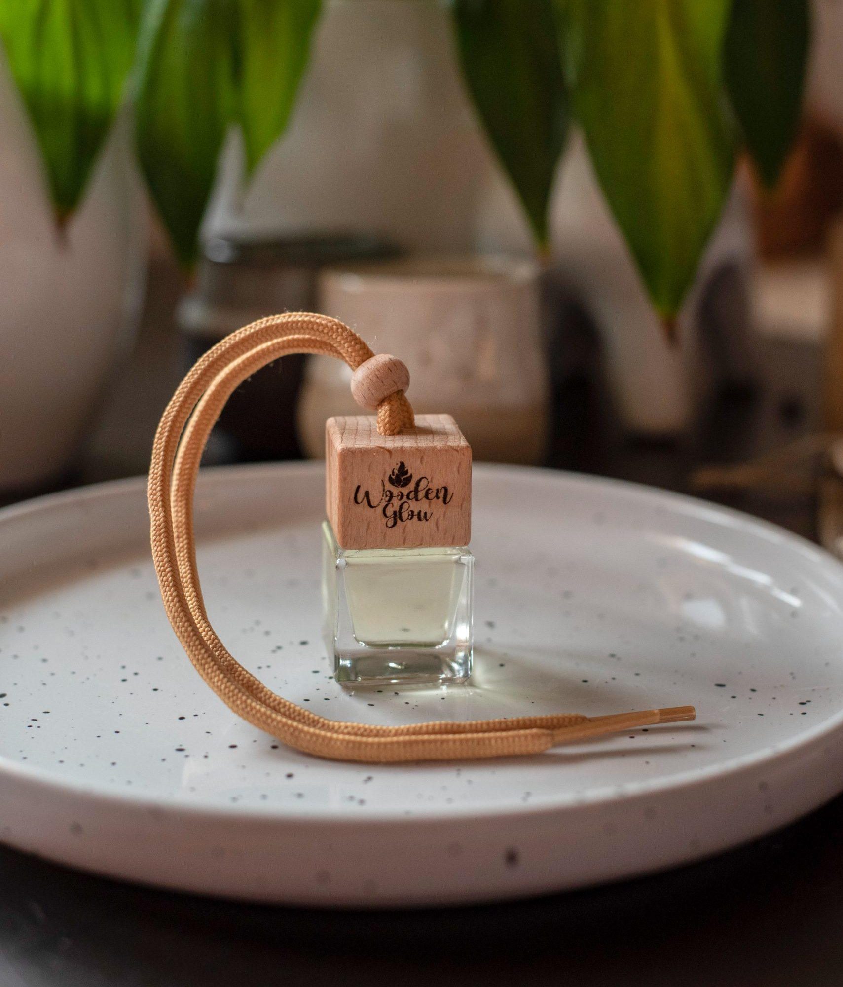 Auto difuzor na vezicu za retrovizor, luksuzni miris za automobil, jednostavna instalacija i dugotrajan učinak.