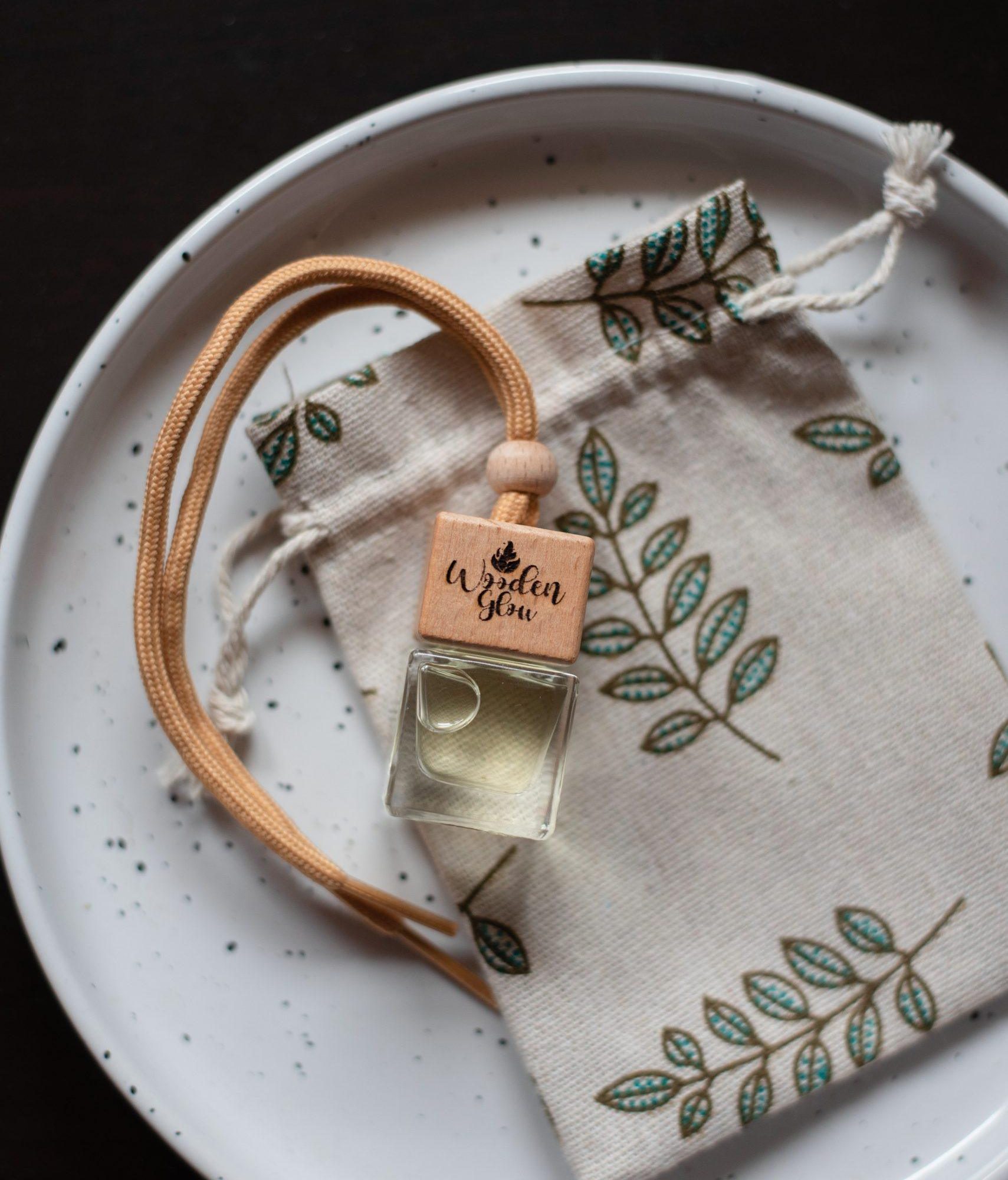 Auto difuzor na vezicu za retrovizor s pamučnom vrećicom, luksuzni miris za automobil, elegantno pakiranje i dugotrajan učinak.