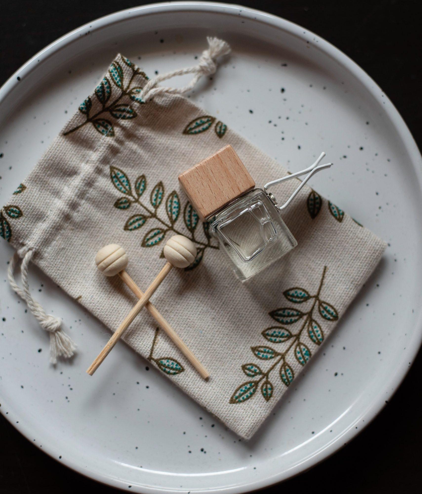 Auto difuzor za ventilaciju s elegantnom pamučnom vrećicom, jednostavno postavljanje na ventilacijski otvor za dugotrajan miris u automobilu.