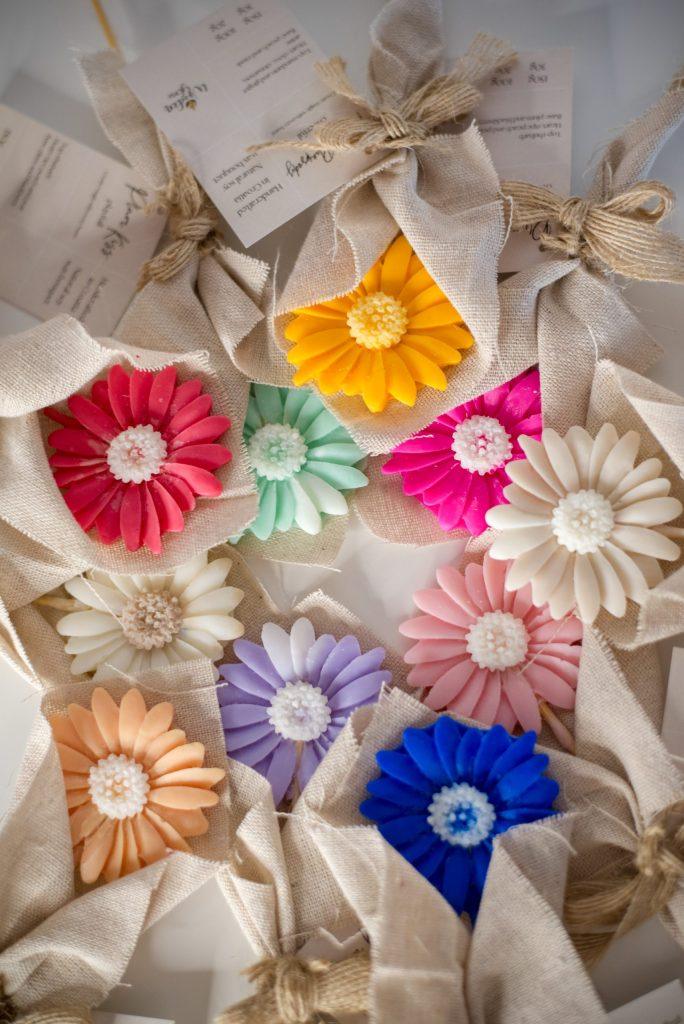Zahvalnice za krštenje i vjenčanje u obliku mirisnog cvijeta Daisy s personaliziranom karticom.