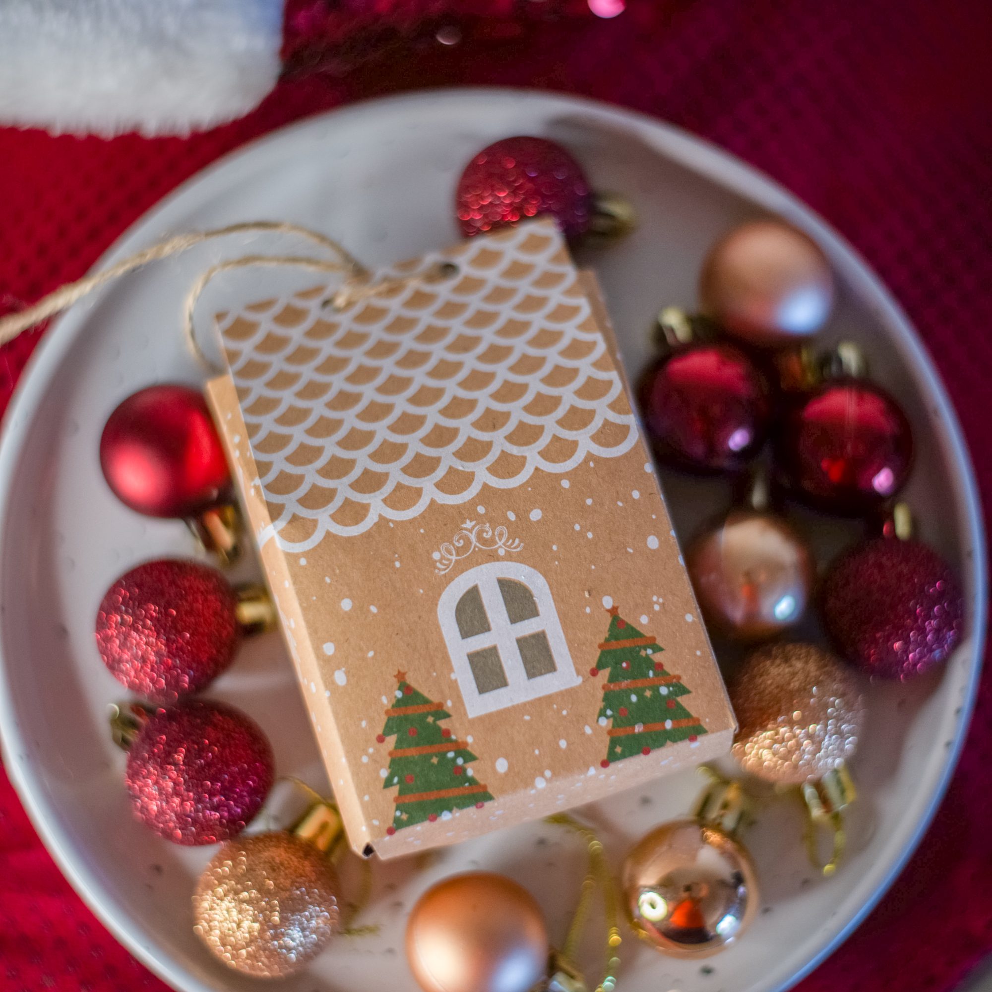 Mali božićni poklon paket Wooden Glow u kartonskoj gingerbread kućici – mirisni vosak i auto difuzor.