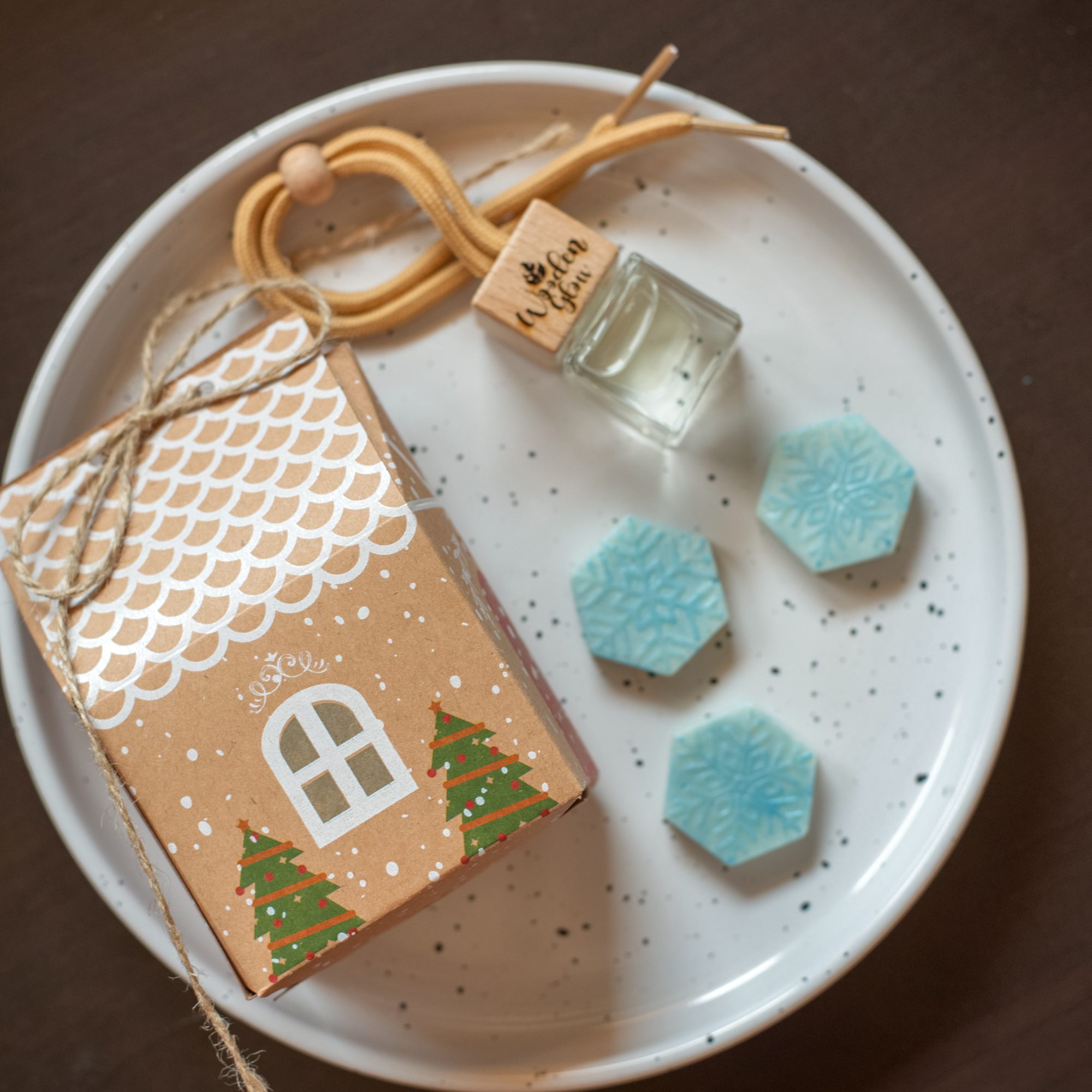 Mali božićni poklon paket Wooden Glow – gingerbread kućica, auto difuzor i mirisni vosak Christmas Spice.